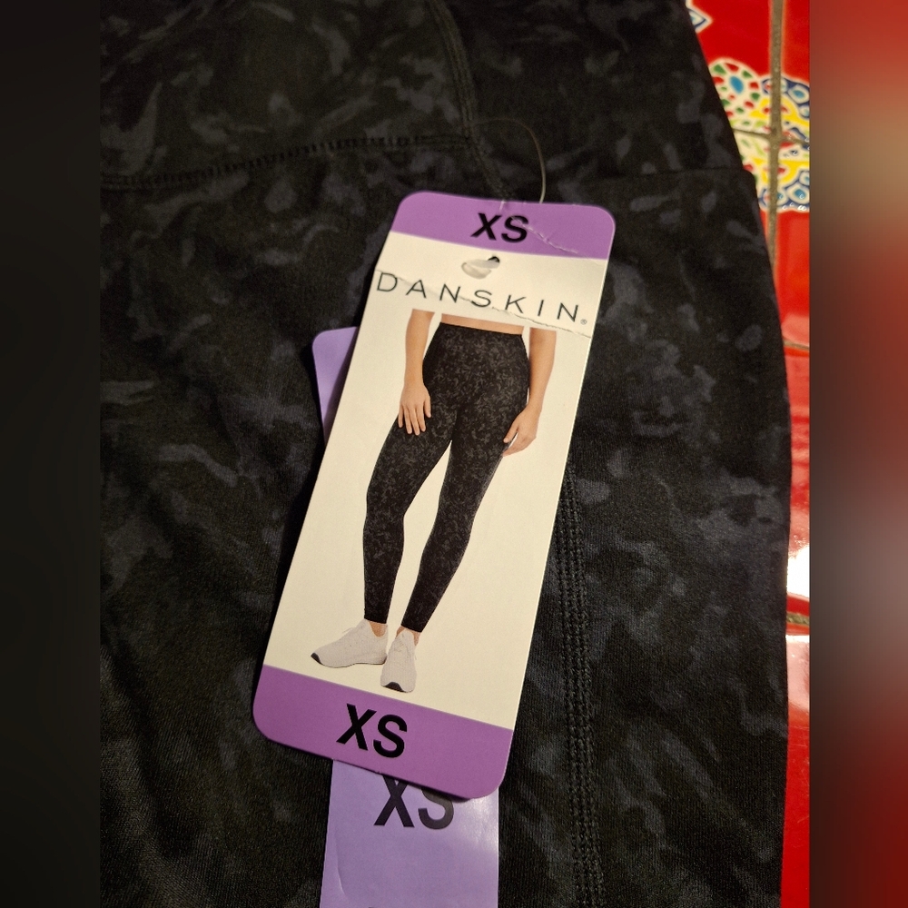 Danskin Contour Leggings Women XS Black Gray Camo Cascade Print Inseam 25" NWT